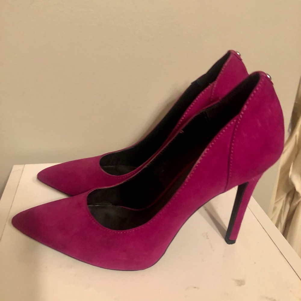 GUESS FUSHIA HEELS